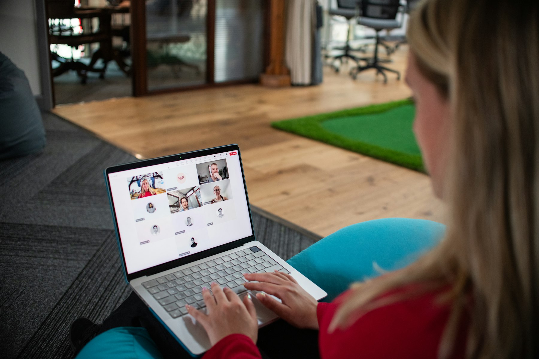 Persona che segue una videolezione formativa dal laptop