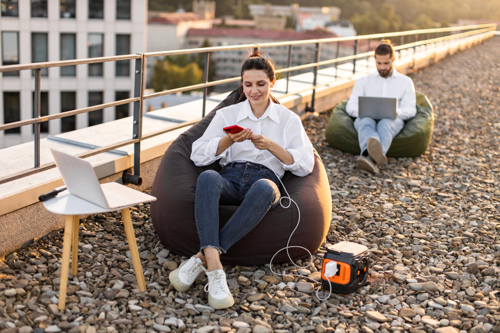 Persone al lavoro con notebook e smartphone su una terrazza