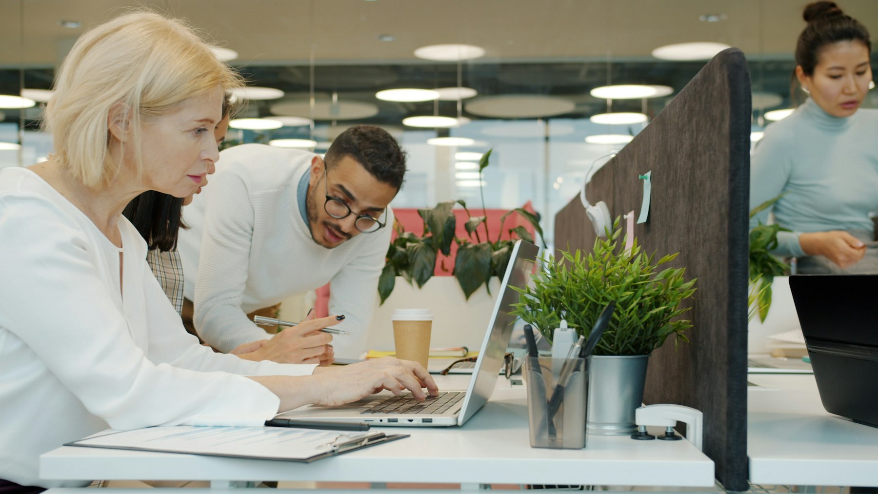 Due persone lavorano insieme al progetto davanti a un laptop